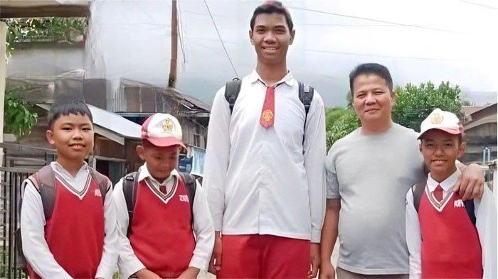 Anak SD tertinggi di dunia, Sagil Muhammad Rizki (12 tahun) bersama teman seusaianya dan orang dewasa. Sagil memiliki tinggi 2 meter.