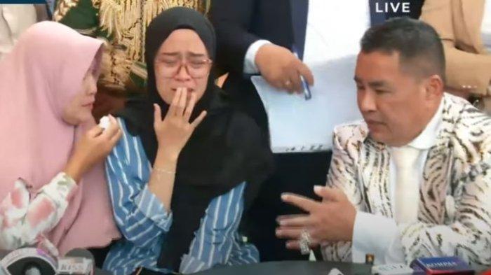 Salsabila ketika konferensi pers bersama kuasa hukumnya, Hotman Paris disiarkan live streaming Breaking News KompasTV, Selasa (25/3/2025).