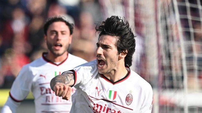 Sandro Tonali selebrasi usai cetak gol untuk AC Milan