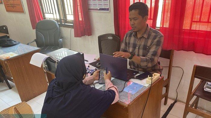SEBAR HOAKS - Seorang ibu rumah tangga (IRT) berinisial ES (43), warga Koto Lanang, Kecamatan Depati Tujuh, Kabupaten Kerinci, Jambi, harus berurusan dengan pihak kepolisian karena menyebarkan informasi bohong (hoaks) di media sosial.