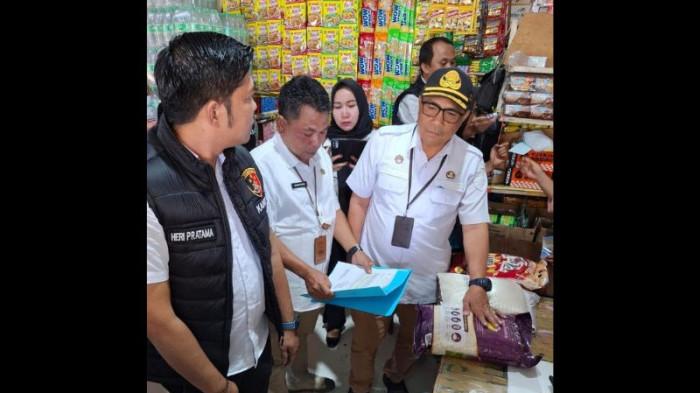 SIDAK - Sidak Pasar Sengeti, Satgas Pangan Muaro Jambi Temukan Sejumlah Merek Beras Diduga Oplosan