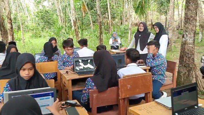 Siswa SMP  di Desa Muara Pemuat, Kecamatan Batang Asai, Kabupaten Sarolangun, Provinsi Jambi  ujian ANBK di  kebun karet.