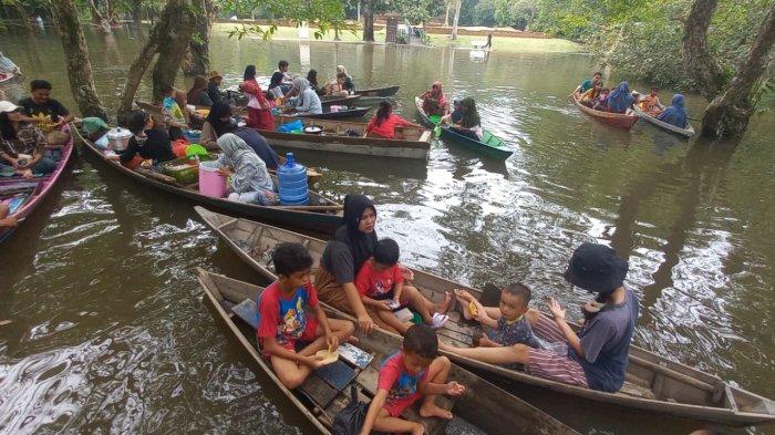 Situasi banjir dimanfaatkan emak-emak disekitar kawasan komplek percandian Muaro Jambi untuk berjualan.