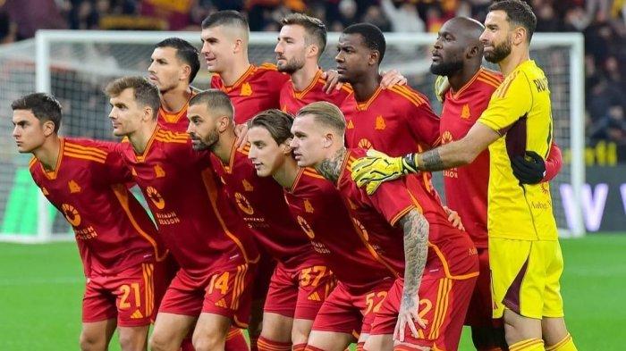 Para pemain AS Roma berbaris jelang pertandingan