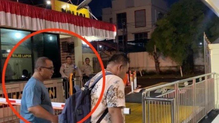 Foto, terduga pelaku ARH, saat keluar dari gedung Sat Reskrim Polrestabes Medan, Sabtu (5/8/2023).