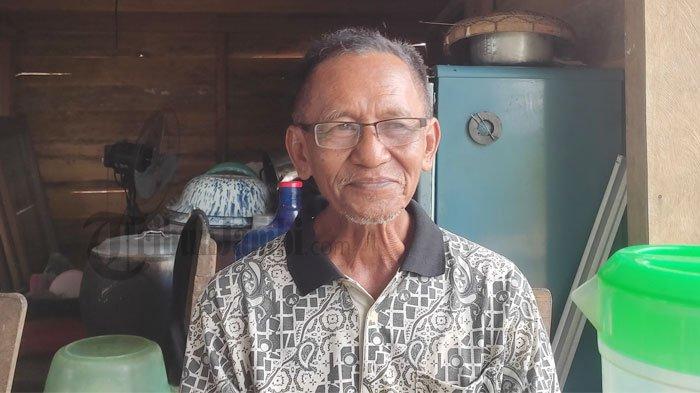 Sutaryo saat ditemui di rumah sementaranya. Dia mendapatkan uang pengganti tanahnya yang jadi bagian dari proyek jalan tol Jambi-Betung hingga Rp 19,5 miliar