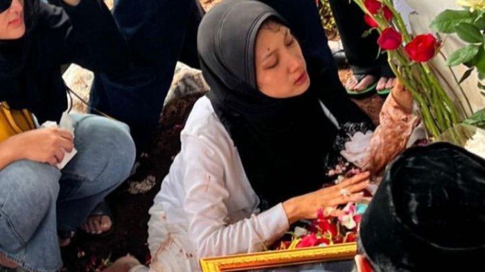 Tamara Tyasmara peluk liang lahat Dante