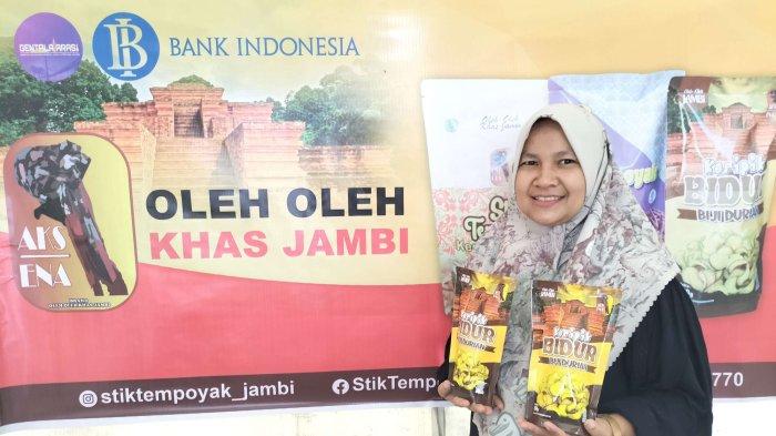 Thiur Maita Lubis Owner Aksena Oleh-oleh Jambi meluncurkan produk stik biji durian (bidur).