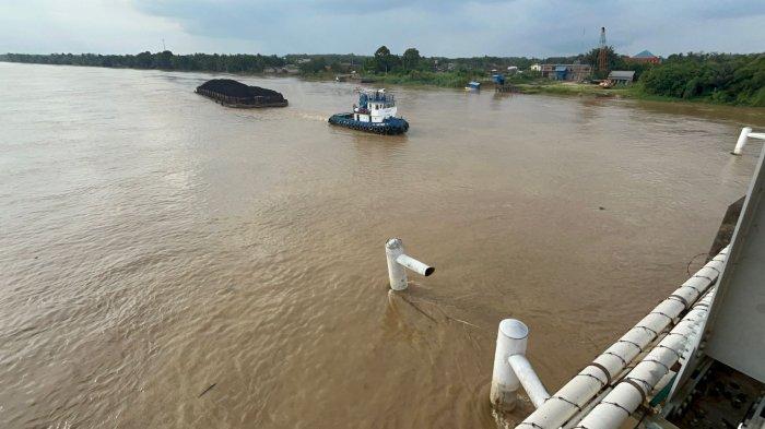 Tiang Jembatan Batanghari I atau Jembatan Aurduri 1 di Jalan Lintas Timur, Kota Jambi ditabrak ponton atau tongkang bermuatan batubara dari arah hulu Sungai Batanghari, Senin (13/5/2024).