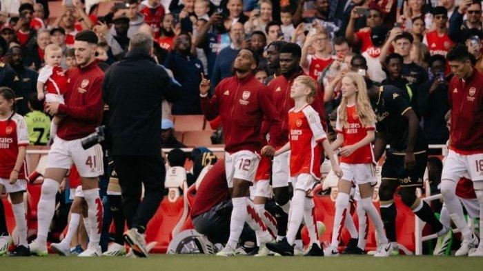 Jurrien Timber di laga debutnya bersama Arsenal di Liga Premier Inggris