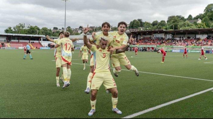Para pemain Timnas Spanyol U-19 berselebrasi.
