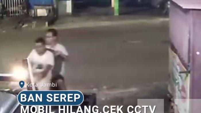 Viral Dua Pria Bermotor  di Kampung Manggis Kota Jambi Mencuri Ban Serep yang Terpasang di Mobil