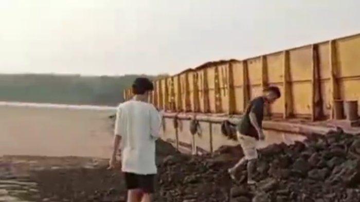 Viral Kapal Tongkang Kandas di Sungai Batanghari Selama Empat Bulan
