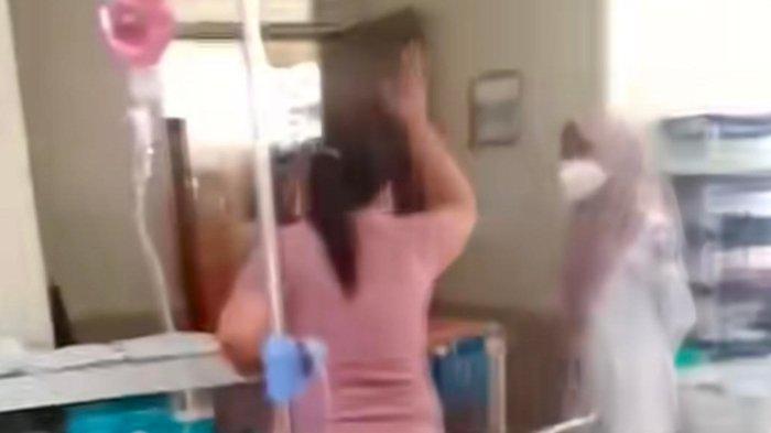 Tangkapan layar video viral keluarga pasien ngamuk jadwal operasi batal karena rumah sakit kekurangan kain kasa.