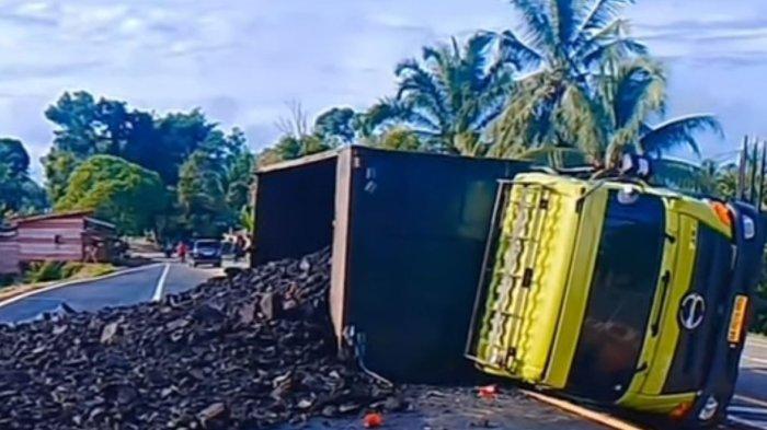 Viral di media sosial video mobil truk batu bara terguling di Jembatan Sungai Ulak