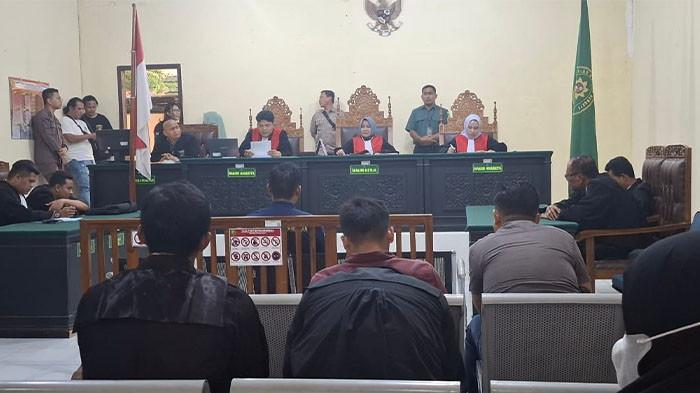 VONIS.- Bripka Yuyun Sanjaya Bin Sudarjo oknum anggota Polisi yang bertugas di Polsek Kumpeh Ilir Kabupaten Muaro Jambi divonis 15 tahun penjara.