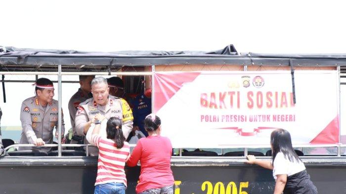 Wakapolda Jambi Brigjen Pol Edi Mardianto menyusuri Sungai Batanghari menjumpai warga yang terdampak banjir