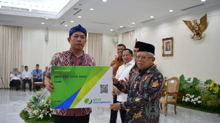 Wakil Presiden menyerahkan kartu kepesertaan BPJS Ketenagakerjaan kepada perwakilan pekerja rentan.
