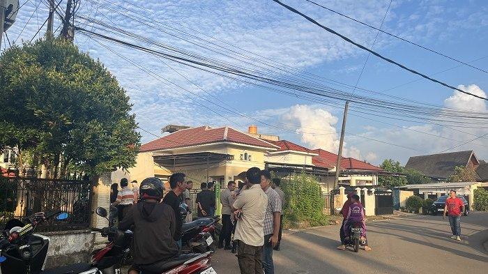PENEMUAN MAYAT - Warga Kelurahan Pematang Sulur, Kecamatan Telanaipura, Kota Jambi, digegerkan dengan penemuan mayat laki-laki di dalam salah satu rumah, Selasa (20/5/2025). 