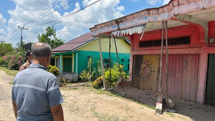 Warga RT 9 Sekernan saat menunjukkan lokasi kecelakaan tunggal Dokter Dwi Fatimahyen yang dituduh mencuri.