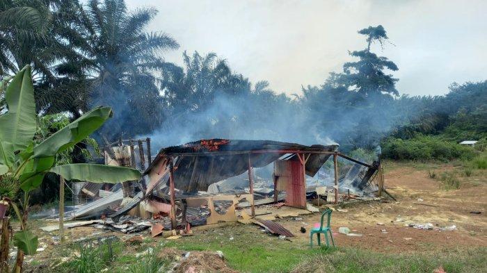DIBAKAR WARGA - Warung remang-remang di Jalan Lintas Timur Jambi-Riau Km 56, Desa Suko Awin Jaya, Kecamatan Sekernan, Kabupaten Muaro Jambi, dibakar warga, Selasa (18/2/2025).