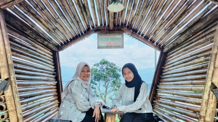 Wisatawan di Pondok Buluh Batang Asai
