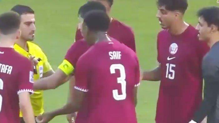Protes pemain Qatar U23 kepada wasit yang mengeluarkan kartu merah untuk Yousef Baliadeh, Kamis (25/4/2024)