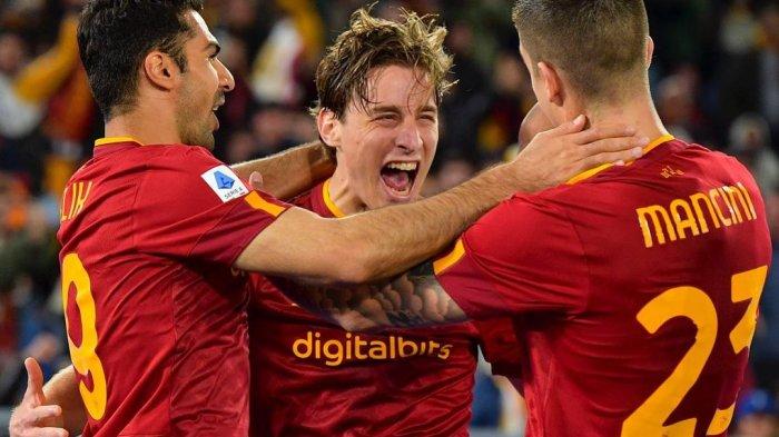 Zeki Celik, Edoardo Bove, dan Gianluca Mancini di AS Roma