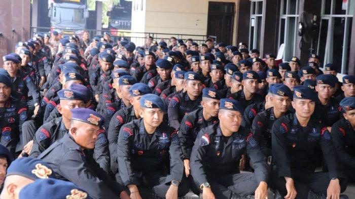 Wakapolda Jambi Brigjen Pol. Edi Mardianto memberikan arahan kepada Personil Sat Brimobda Jambi dalam rangka mempersiapkan pengamanan Pilkada Serentak tahun 2024 pada Rabu, (28/08/2024)