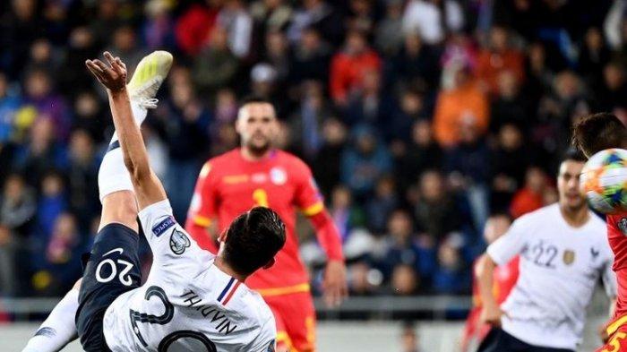 Aksi akrobatik Florian Thauvin pada pertadingan Andorra vs Perancis dalam lanjutan kualifikasi Euro 2020 di Stadion Nasional Andorra La Vella, 11 Juni 2019.