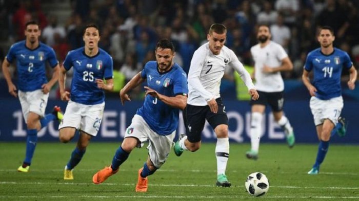 Antoine Griezmann (putih) berduel dengan Danilo DAmbrosio saat timnas Perancis menjamu Italia pada laga uji coba di Stadion Allianz Riviera 1 Juni 2018.