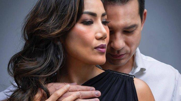Ari Wibowo dan sang istri, Inge Anugrah