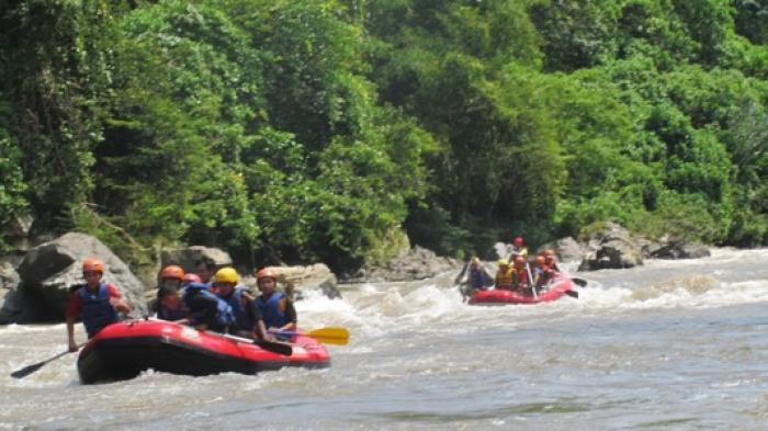 Peserta Fam Trip Geopark Merangin harus menyusuri Sungai Merangin sepanjang 13 Km, Jumat (8/5).
