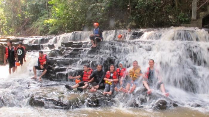 Peserta Fam Trip Geopark Merangin harus menyusuri Sungai Merangin sepanjang 13 Km, Jumat (8/5).