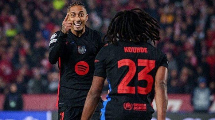 Jules Kounde dan Raphinha di Barcelona.