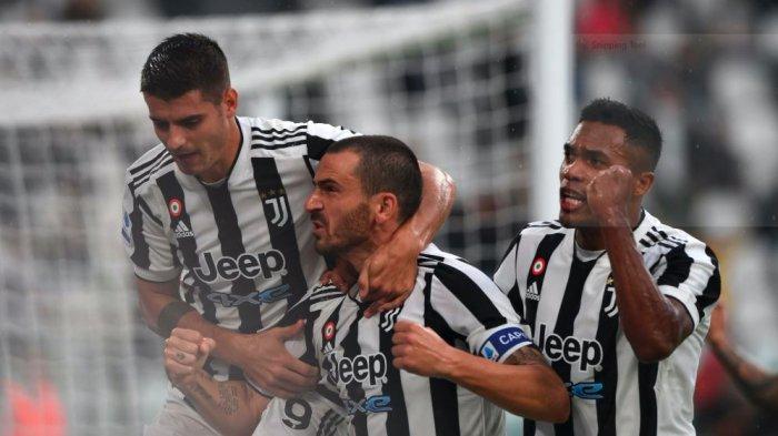 Bek Juventus Leonardo Bonucci (tengah) merayakan gol yang dicetaknya ke gawang Sampdoria