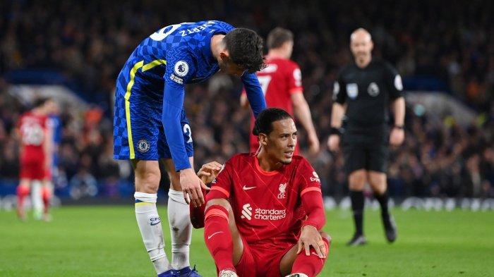 Virgil van Dijk mengerang kesakitan di bagian kakinya saat dilanggar oleh Cristian Pulisic saat Liverpool vs Chelsea di Liga Inggris