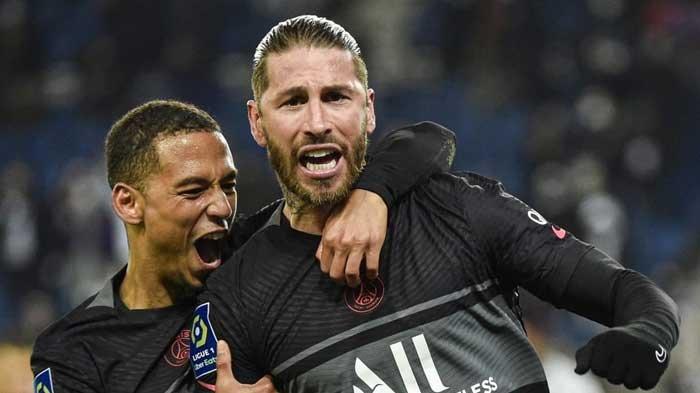 Bek veteran PSG, Sergio Ramos yang merayakan selebrasi gol yang ia ciptakan