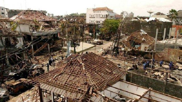Kerusakan yang terjadi di lokasi ledakan bom di Kuta, Bali, di tahun 2002 (Bom Bali I).