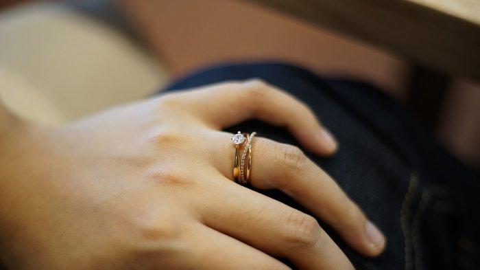Ilustrasi cincin batu permata.