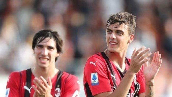 Daniel Maldini (kanan) bertepuk tangan usai membawa AC Milan menang 2-1 atas Spezia pada Sabtu (25/9/2021) malam WIB di Stadio Alberto Picco.