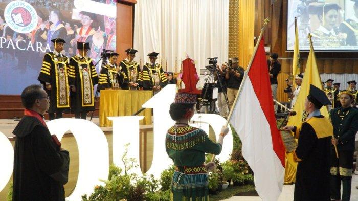 Pembacaan janji wisuda dan pengukuhan winisudawan oleh Rektor UKSW dalam acara Upacara Wisuda Periode IV Tahun 2024 UKSW di Balairung Universitas, Kamis (24-10-2024).
