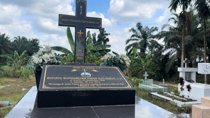 PENAMPAKAM makam Brigadir Nofriansyah Yosua Hutabarat atau yang akrab disapa Brigadir Yosua di Desa Suka Makmur, Kecamatan Sungai Bahar, Kabupaten Muaro Jambi, Selasa (8/7/2025).