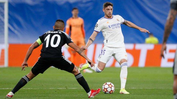 Federico Valverde saat mengamankan bola dari incaran pemain Sheriff Trisapol laga penyisihan grup di Liga Champions 2021-2022