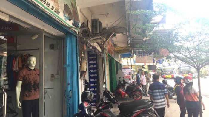 Sehari setelah terjadi kebakaran di Hotel Novita Jambi, Jalan Gatot Subroto, mulai dari Simpang Bata, sampai pembelokan di depan cafe Tha Clasio masih ditutup. Toko-toko di depannya mulai buka.