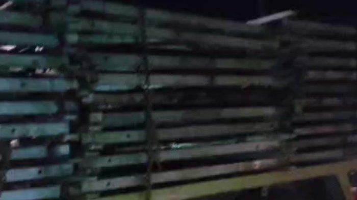 JALAN PUTUS -  Material Jembatan Darurat untuk jalan putus di Dusun Siri Sekapur Kecamatan Jujuhan, Kabupaten Bungo, tiba pada Minggu (2/3/2025).