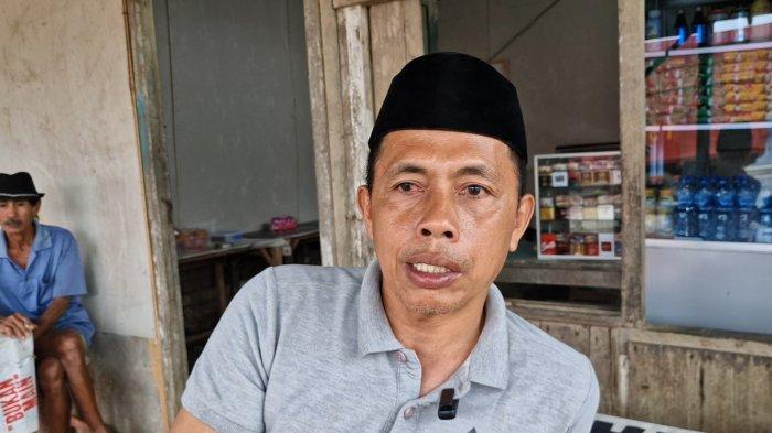 JALAN RUSAK - Kondisi jalan rusak di Desa Lambur II dan Sungai Jambat, Kabupaten Tanjab Timur, Kamis (6/2/2025). Warga memasang batang pinang untuk menutup jalan rusak agar bisa dilalui. b