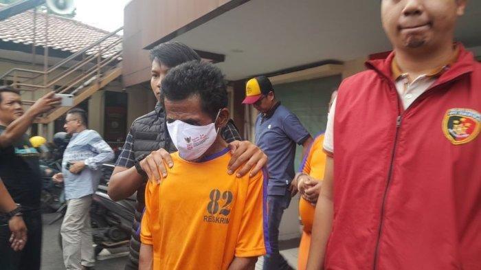 Polisi menangkap dua tersangka pembunuhan pegawai honorer RSUD Kabupaten Karawang, Jumat (10/11/2023). Jasad pegawai honorer itu ditemukan di kebun pisang milik warga Desa Kutamekar, Kecamatan Ciampel, Karawang, Jawa Barat.