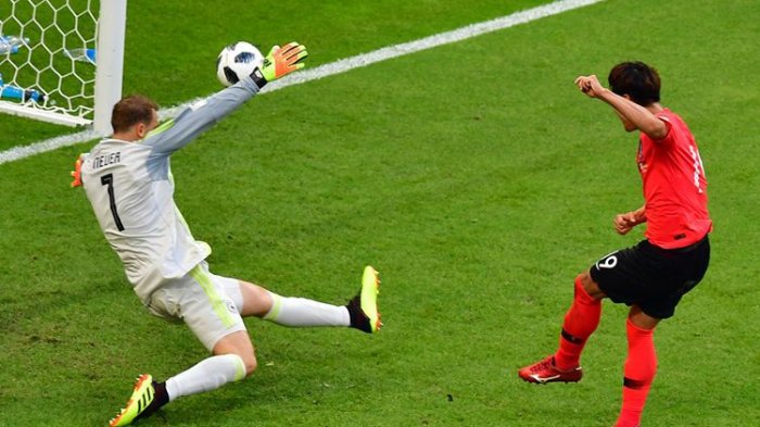 Bek Korea Selatan, Kim Young-gwon (kanan), mencetak gol ke gawang Jerman yang dikawal Manuel Neuer dalam pertandingan penyisihan Grup F Piala Dunia 2018 di Kazan Arena, Kazan, Rabu (27/6/2018).