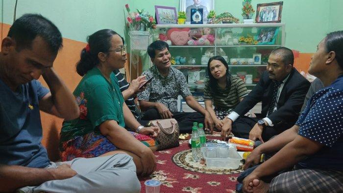 Kamaruddin Simanjuntak Sambangi Rumah Almarhum Brigadir Yosua